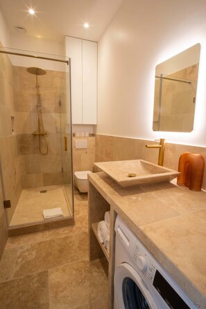 Een douche, handdoeken