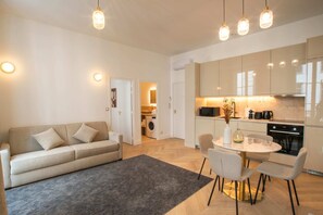 TV, offices - Madeleine Opéra - Excellent One Bedroom in Paris (Paris)