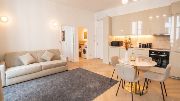 A modern apartment with a living area, kitchenette, and a dining space. - Madeleine Opéra - Excellent One Bedroom in Paris (Paris)