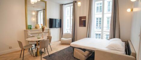 1 soverom, skrivebord, strykejern/-brett og reiseseng for barn