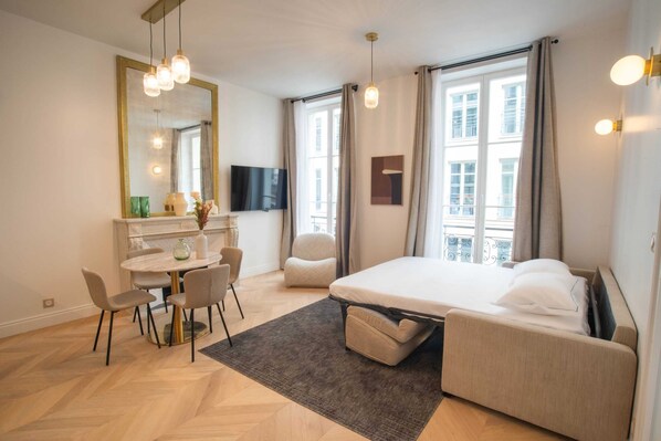 1 slaapkamer, een bureau, een strijkplank/strijkijzer, reisbedje