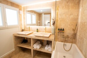 Shower, hair dryer, towels