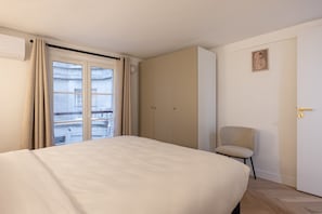 2 bedrooms, desk, iron/ironing board, travel cot - Madeleine Opéra - Two Bedroom Deluxe in Paris (Paris)