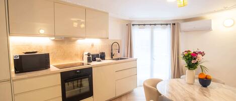 Réfrigérateur, micro-ondes, four, plaque de cuisson