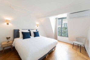 1 slaapkamer, een bureau, een strijkplank/strijkijzer, reisbedje