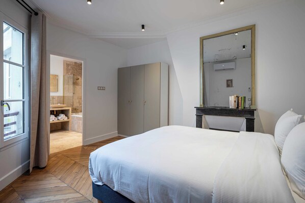 2 bedrooms, desk, iron/ironing board, travel crib