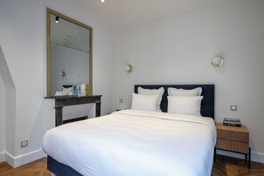 2 habitaciones, escritorio y tabla de planchar con plancha 