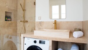 A bathroom with a washing machine, a sink, a mirror, and a shower. - Madeleine Opéra - Excellent One Bedroom in Paris (Paris)