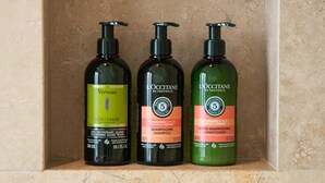 Three bottles of L'OCCITANE hair care products in a marble shelf. - Madeleine Opéra - Excellent One Bedroom in Paris (Paris)