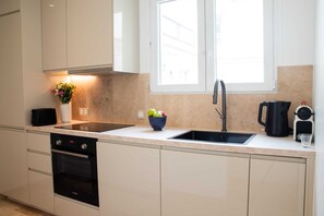 Réfrigérateur, micro-ondes, four, plaque de cuisson