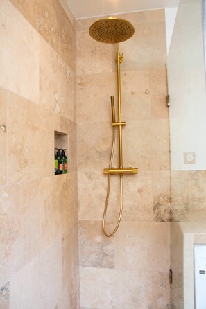 Douche, sèche-cheveux, serviettes fournies, shampoing