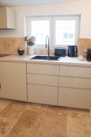 Fridge, microwave, oven, stovetop - Madeleine Opéra - One Bedroom Deluxe in Paris (Paris)