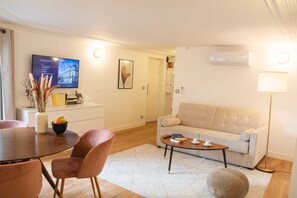 TV, offices - Madeleine Opéra - One Bedroom Deluxe in Paris (Paris)