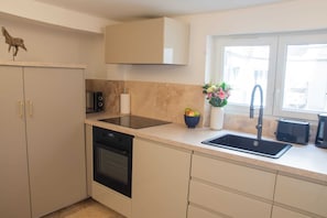 Geladeira, micro-ondas, fogão, cooktop