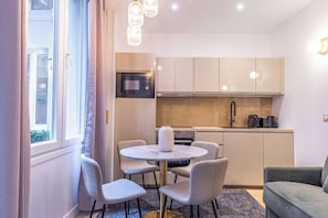 Fridge, microwave, oven, stovetop - Madeleine Opera - Very nice Apartment in Paris (Paris)