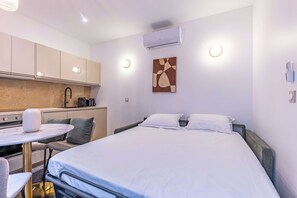 1 slaapkamer, een strijkplank/strijkijzer, wifi, beddengoed
