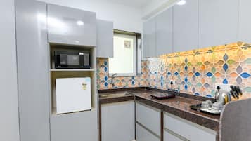 Deluxe Room | Private kitchen | Coffee/tea maker