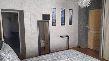 2 slaapkamers, een strijkplank/strijkijzer, reisbedje, gratis wifi