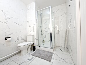 シャワー、環境にやさしいバスアメニティ、ヘアドライヤー、タオル