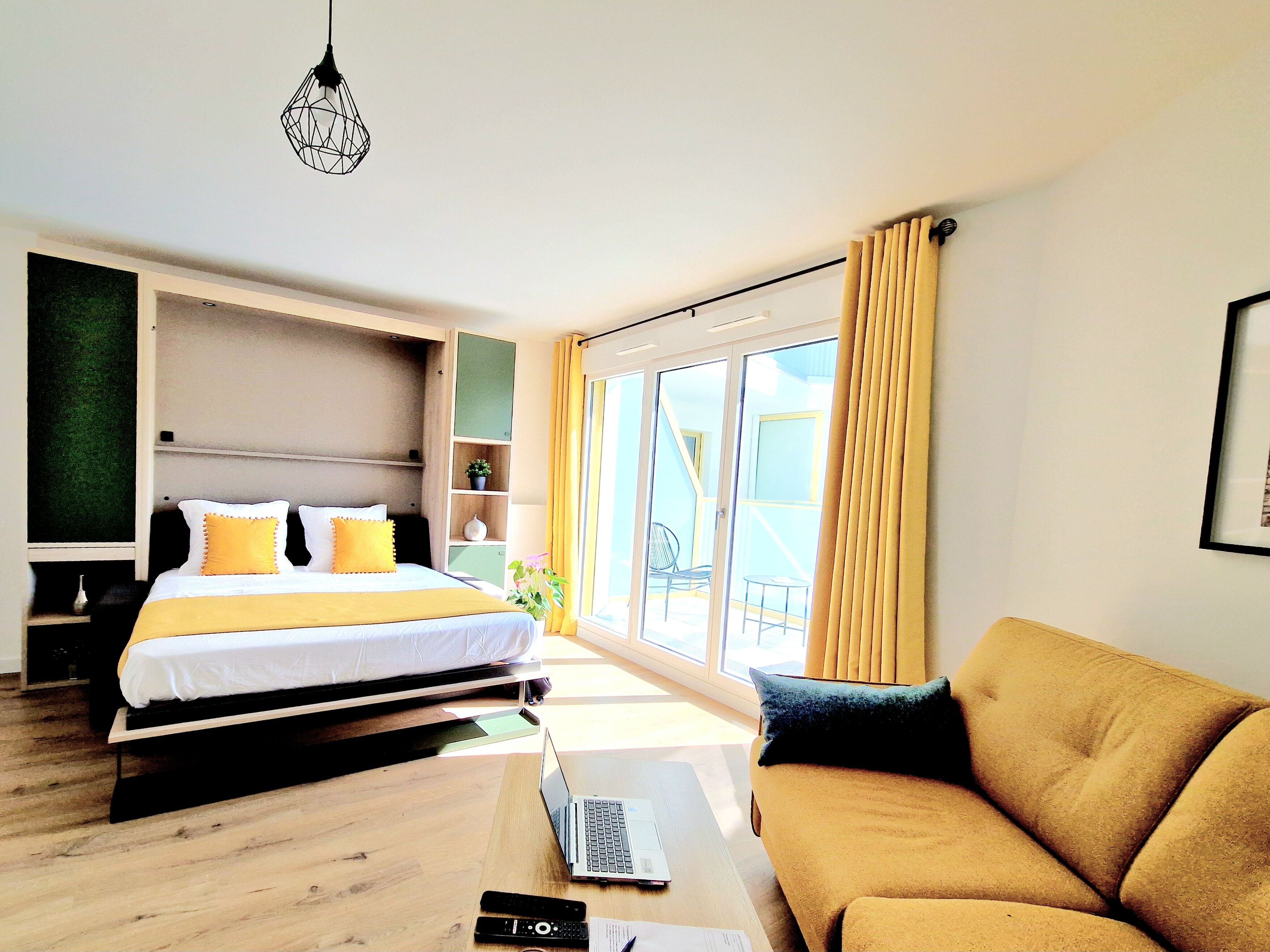 1 habitación, escritorio, tabla de planchar con plancha y cuna de viaje 