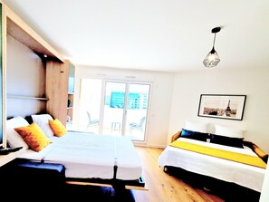 1 室のベッドルーム、デスク、アイロン / アイロン台、旅行用ベビーベッド