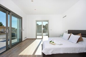 Deluxe Villa, Bay View | 5 bedrooms, in-room safe, free WiFi - Villa Casa Linda (Pollenca)