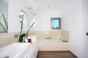 Deluxe Villa, Bay View | Bathroom | Hair dryer, towels, toilet paper - Villa Casa Linda (Pollenca)