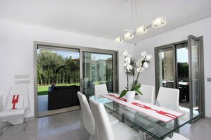 Villa Deluxe, vista a la bahía | Área de sala de estar