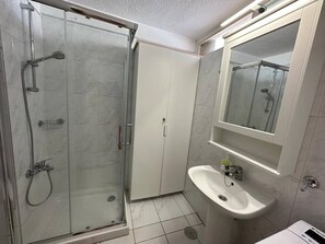 Dusche, Haartrockner, Handtücher