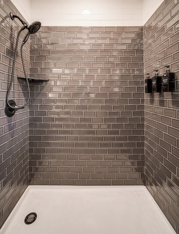 Douche, séchoir à cheveux, serviettes fournies