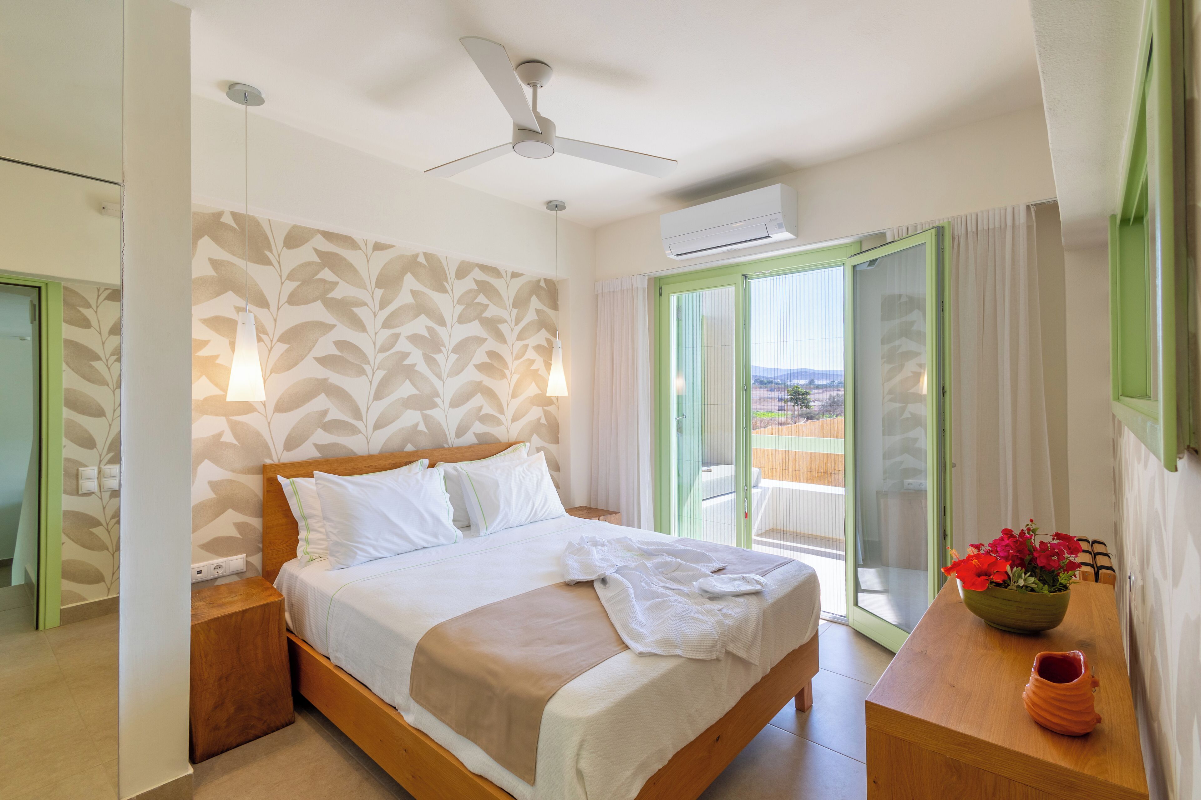 2 habitaciones, tabla de planchar con plancha y cuna de viaje 