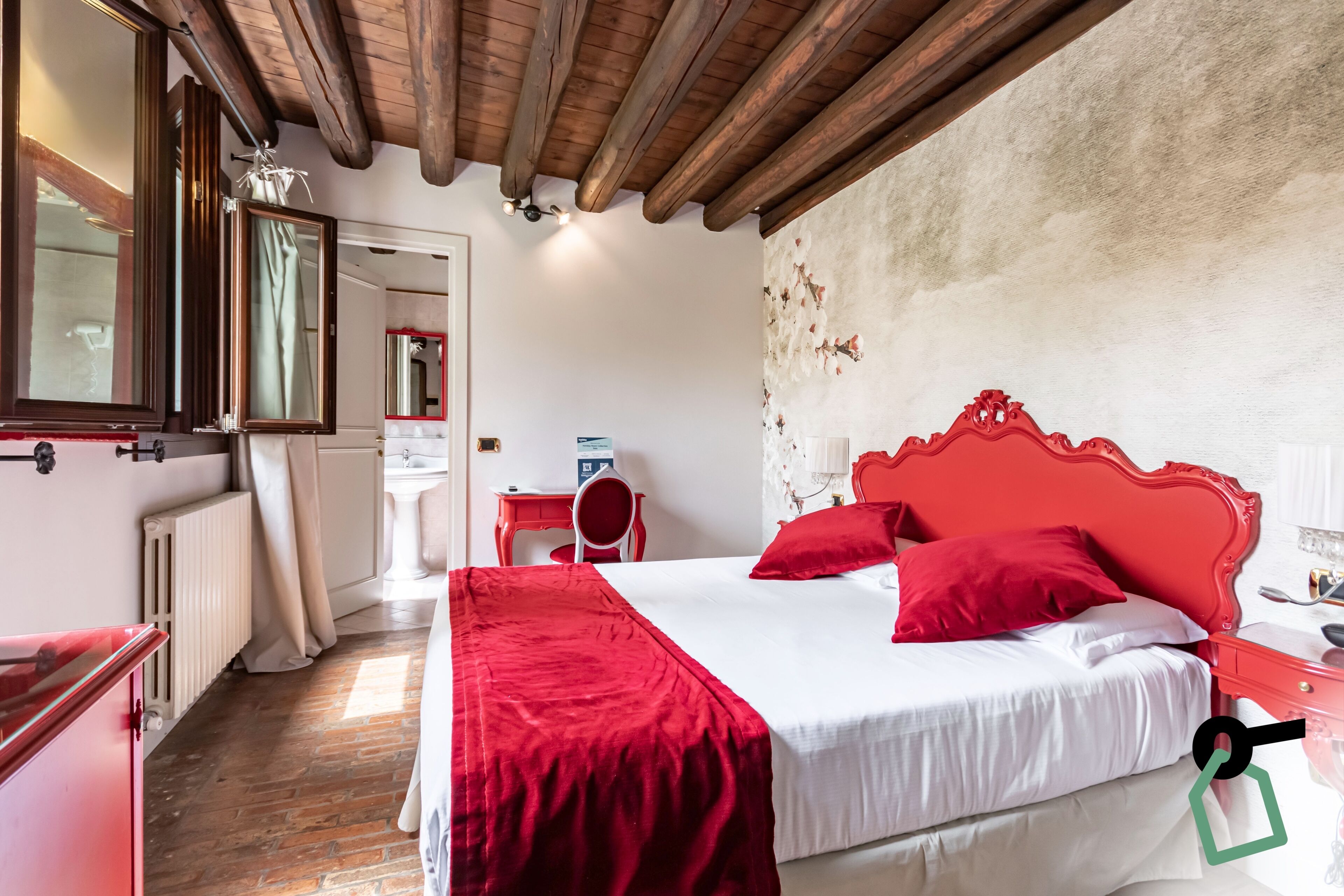 高级双人房 | 迷你吧、客房内保险箱、免费 WiFi