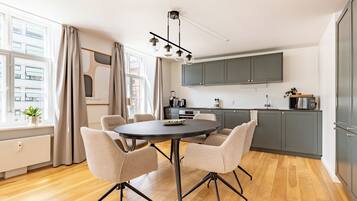 Apartment, 1 Bedroom, City View | Dining room