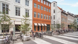 A row of buildings with a cafe named "Cafe Ochs" in the center. - Regent 15 - Bright 1 Bdr Apt Right in the Centre of Copenhagen (Copenhagen)