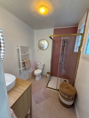 ヘアドライヤー、タオル、トイレットペーパー