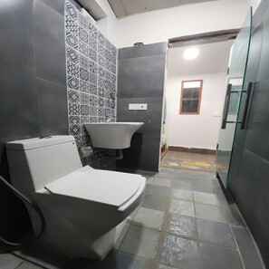 Deluxe Cottage, Lanai, Mountain View | Bathroom | Shower, towels, soap, shampoo - The Raajas - Camp & Resorts (Yamkeshwar)