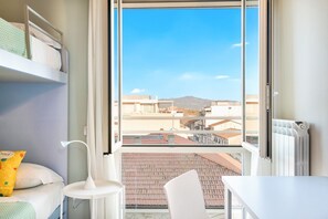 2 Schlafzimmer, Schreibtisch, Bügeleisen/Bügelbrett, Reisekinderbett