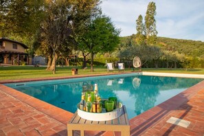 Unclassified image, 3 of 136, button