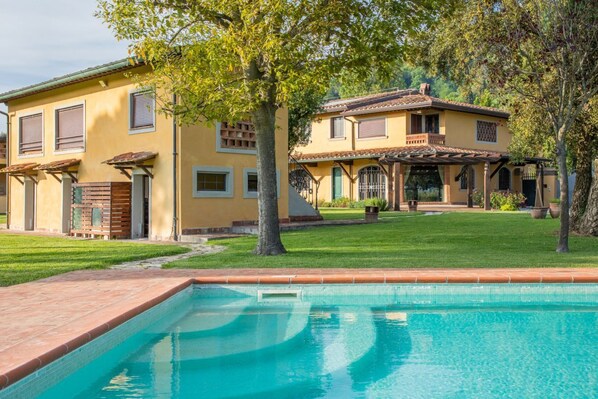 Unclassified image, 1 of 136, button