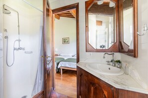 Unclassified image, 3 of 136, button