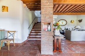 Unclassified image, 4 of 136, button