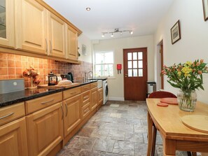 Dishwasher, cookware/dishes/utensils - Dromore Cottage (Berwick-upon-Tweed)