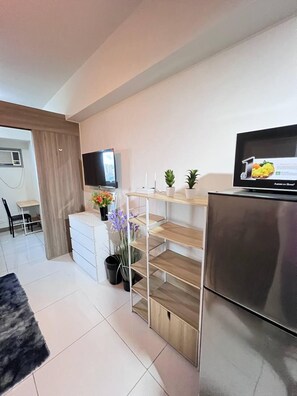 Living area - Unistay Coast Res R10 Sunset Vw (Pasay)