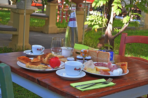 Daily buffet breakfast (EUR 15 per person) - Hotiday Lecce Gianmarti Suite (Lecce)