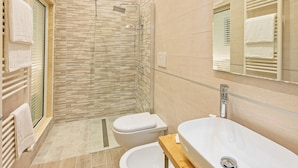 A modern bathroom with a glass-enclosed shower, a freestanding bathtub, and a large mirror. - Hotiday Lecce Gianmarti Suite (Lecce)