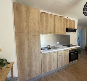 Een microgolfoven, een oven, een kookplaat