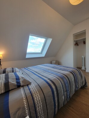 1 slaapkamer, een strijkplank/strijkijzer, internet, beddengoed