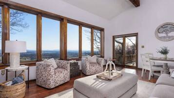 Een televisie en een open haard