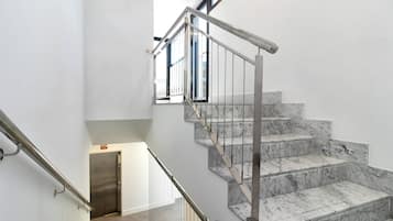 Escaleras con barandal