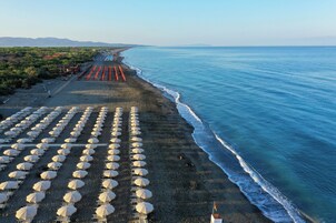 Ubicación a pie de playa y sombrillas